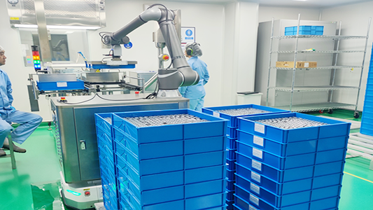 cobots and AMR in palletizing and depalletizing